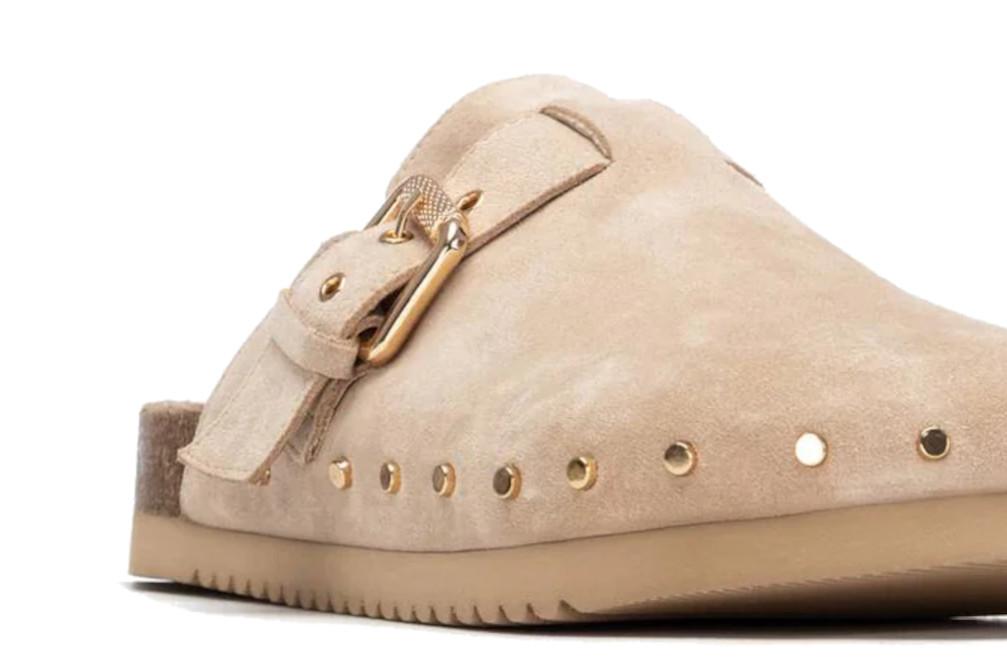 Zueco bio Carmela 163270 en beige de Serraje con Tachas y Suela Antideslizante para mujer
