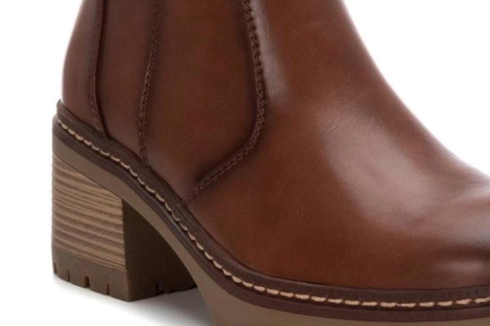 Botín XTI 143371 en camel para mujer