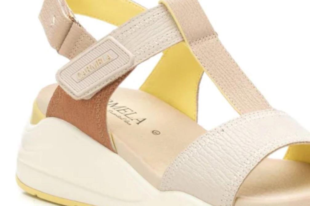 Sandalia con cuña 162259 para mujer en color hielo
