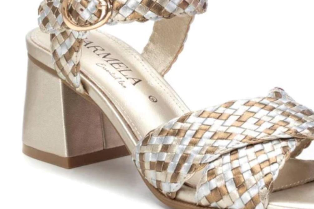 Sandalias Carmela 162192 en oro para mujer