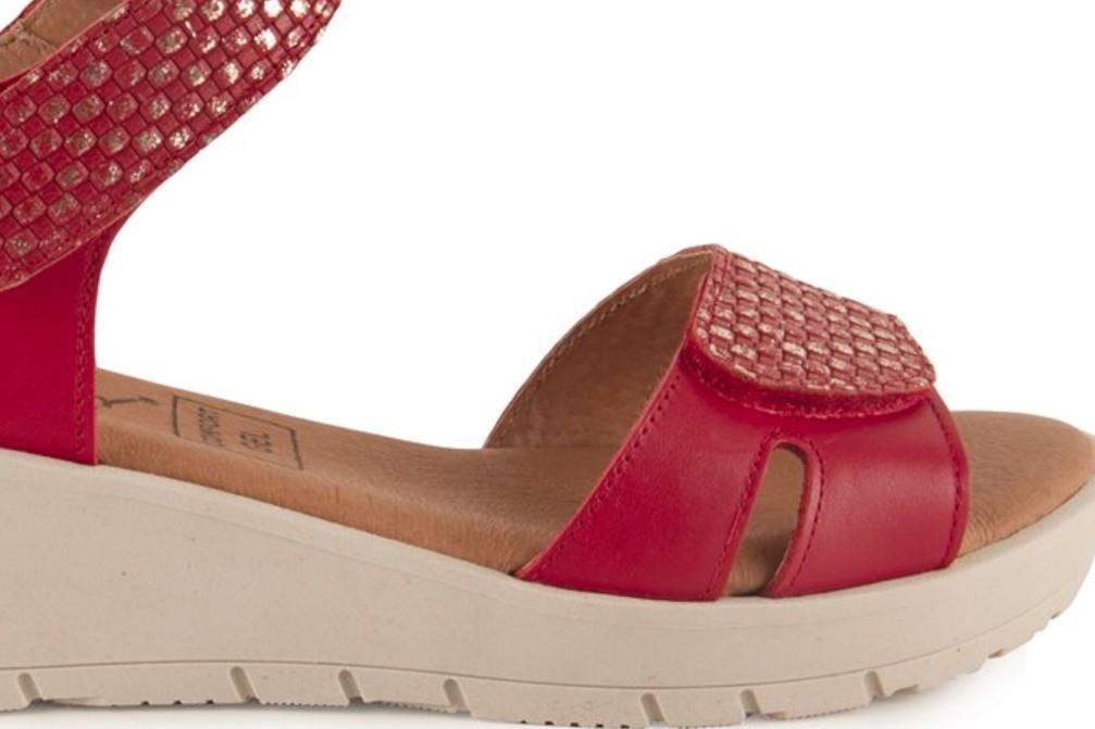 Sandalias con cuña Chamby 899 en rojo para mujer