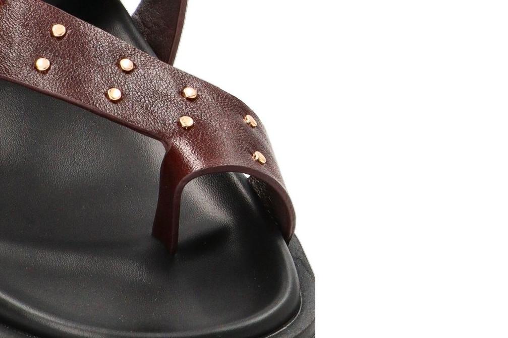 Sandalia Plana de Dedo ETIKA 10154 Chocolate para Mujer Cómoda y Versátil
