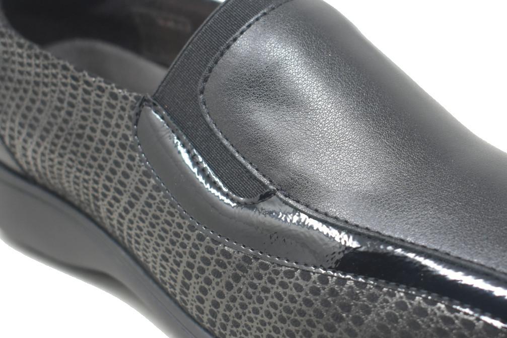 Mocasines Doctor Cutillas 53577 negros para mujer con print metalizado