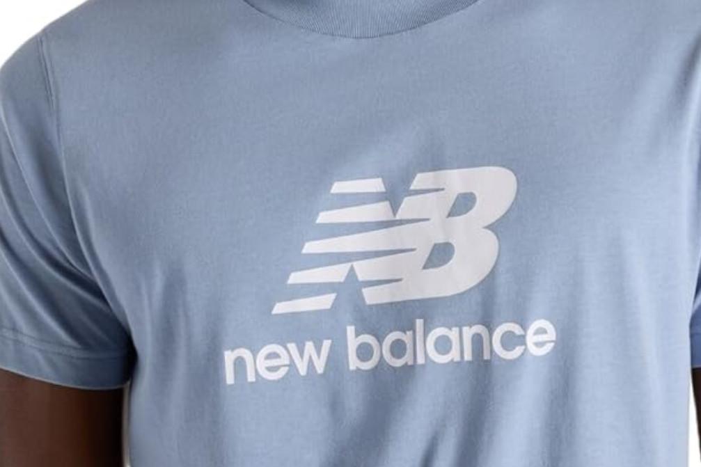Camiseta deportiva New Balance Sport Essentials French Terry Logo Hoodie MT41502 en azul