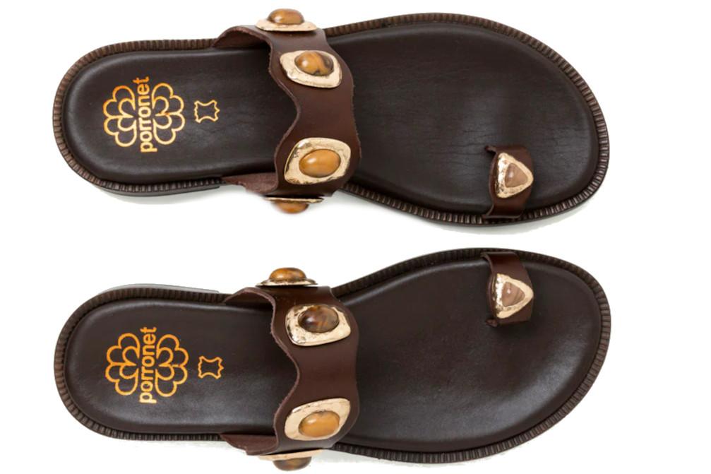 Sandalias Planas Porronet Celine Mujer Piel Moka – Elegancia con Pedrería y Detalles Metalizados