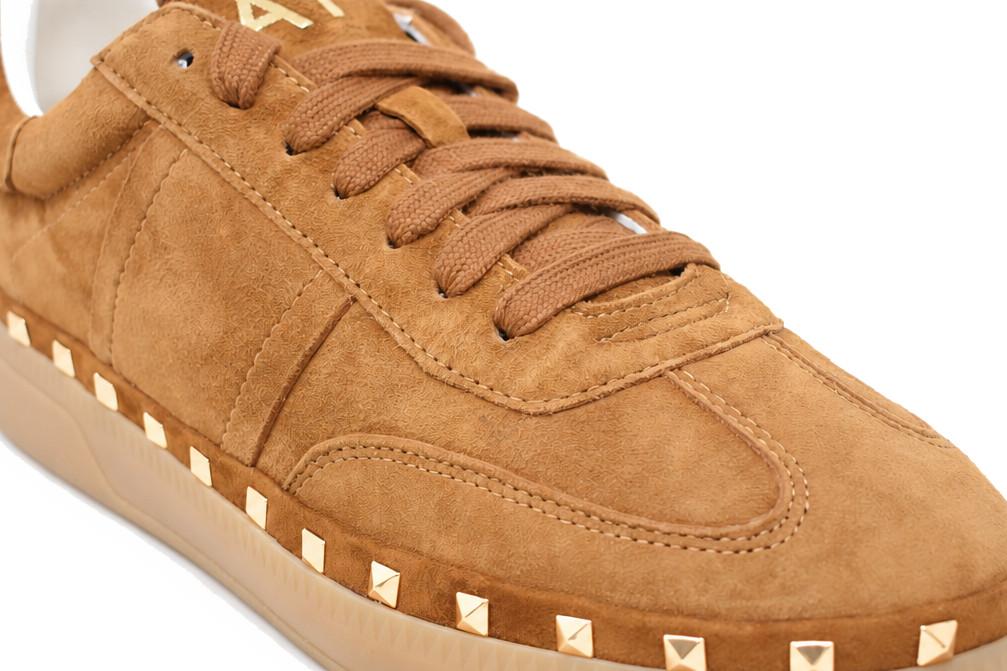 Zapatillas de ante Alma en Pena I261108 camel con tachas metálicas