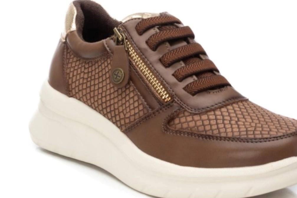 Zapatilla deportiva Xti 143366 en taupe para mujer
