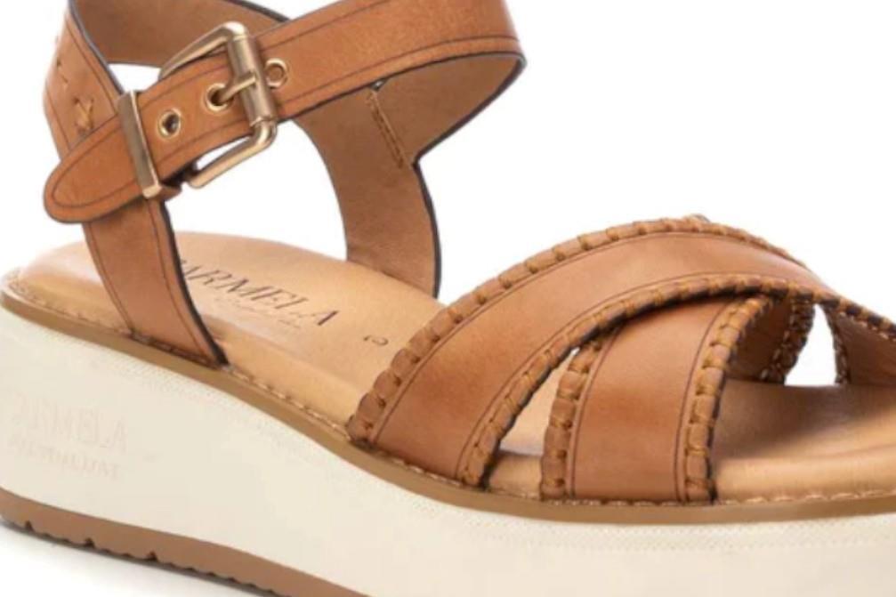 Sandalias cómodas Carmela 162245 en camel para mujer