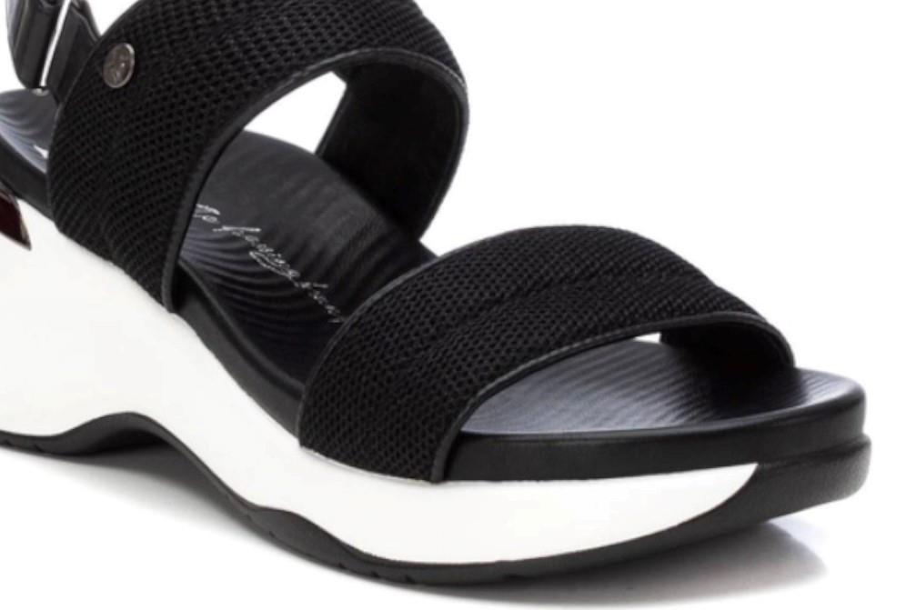 Sandalias deportivas XTI 142828 en negro para mujer