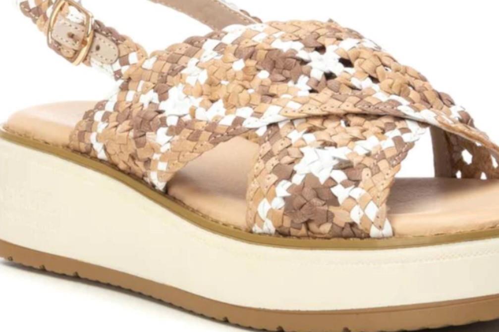Sandalias cómodas Carmela 162306 en beige para mujer