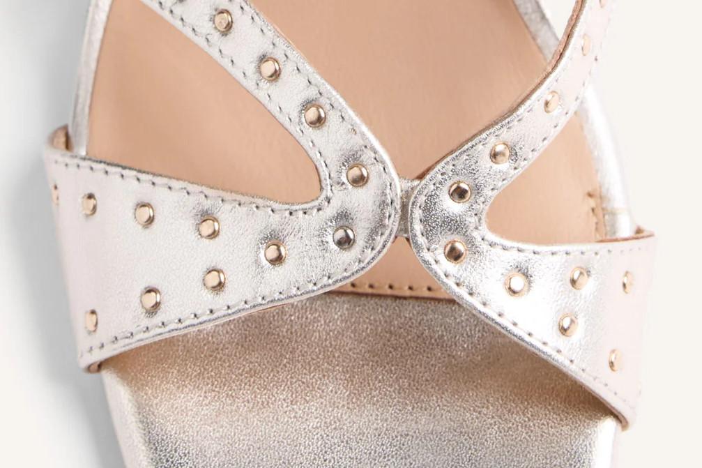 Sandalias de tacón medio de piel Gioseppo Watate 78207 platino con tachas – cómodas y elegantes