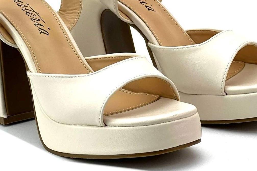 Sandalias de fiesta Isteria 23048 en beige para mujer
