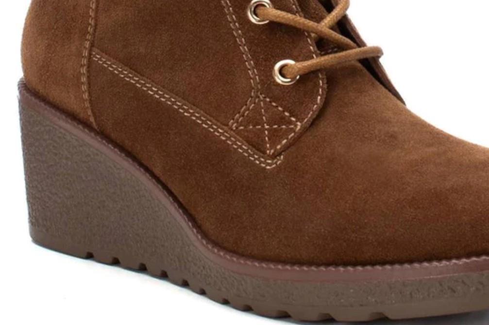 Botines con cuña Carmela 161921 en camel para mujer