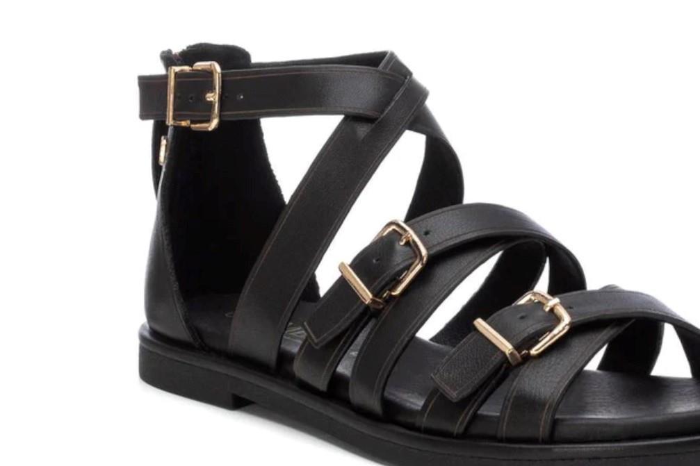 Sandalias planas Carmela 161487 en negro para mujer