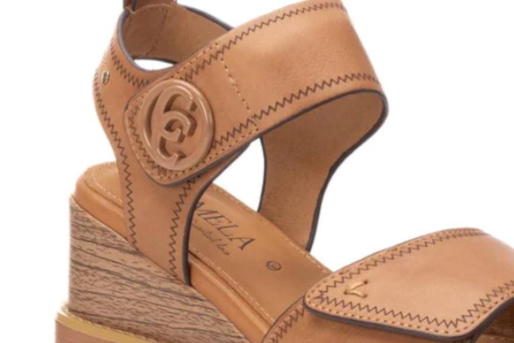 Sandalias con cuña Carmela 162239 en camel para mujer