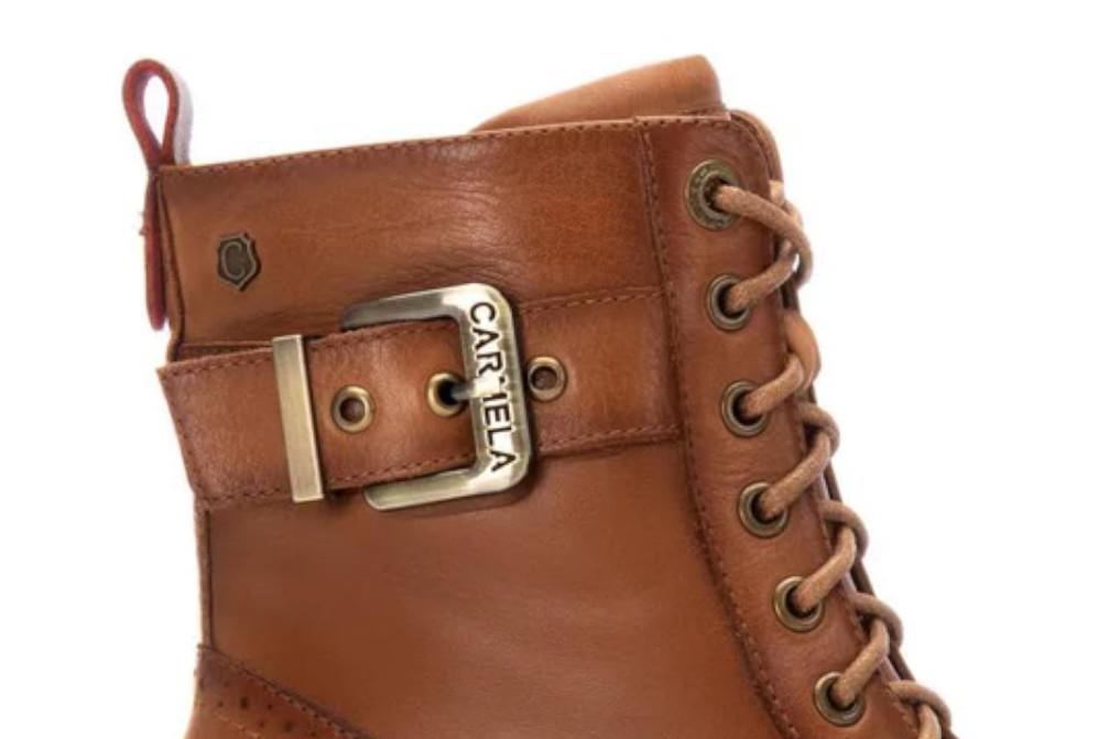 Botines militares Carmela 162568 en color camel