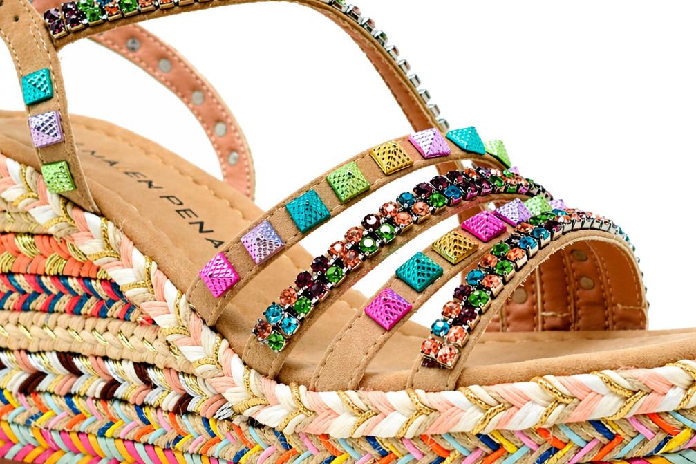 Sandalias con cuña alta de esparto Alma en Pena V2651205 multicolor con pedrería