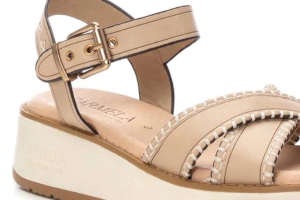 Sandalias cómodas Carmela 162245 en beige para mujer