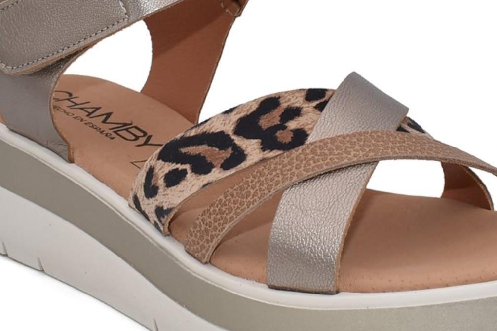Sandalias con cuña Chamby 912 en titán para mujer