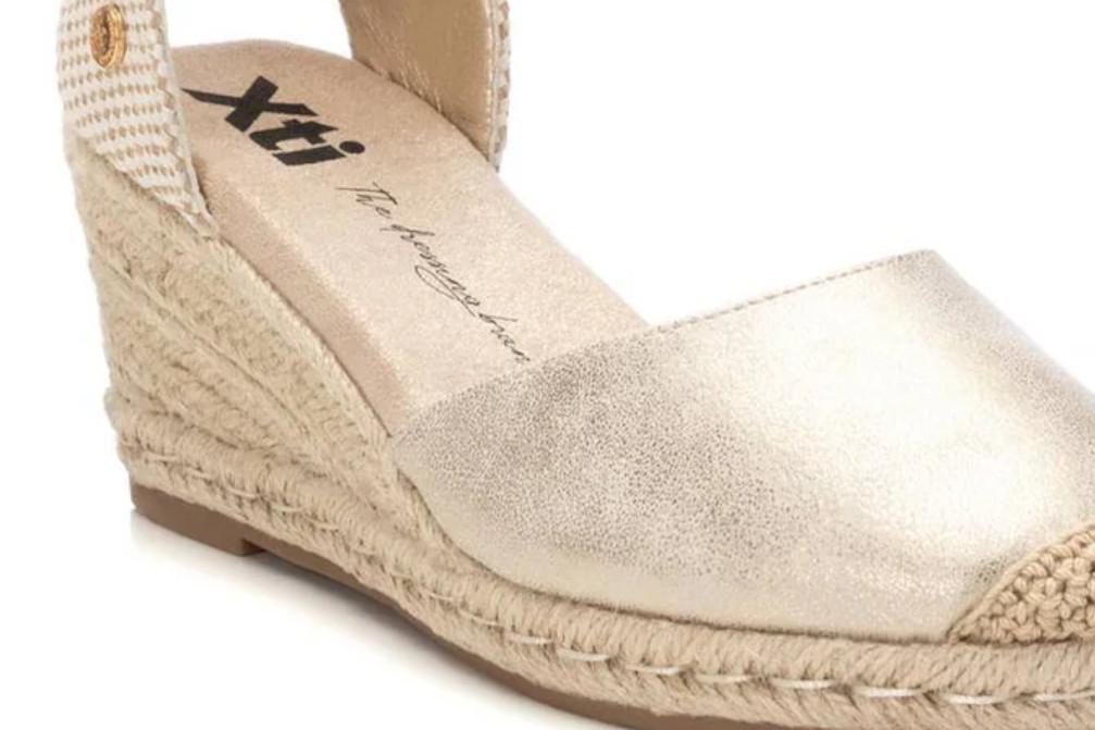 Alpargata con cuña Xti 143841 en oro – Valenciana de Yute Vegana