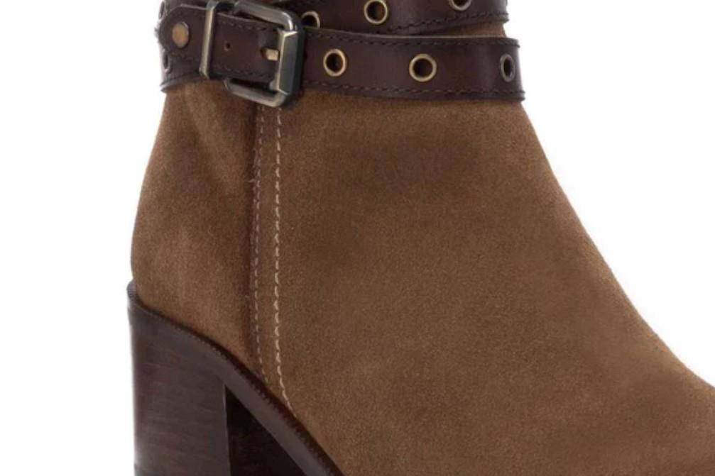 Botines Chelsea Carmela 161734 en taupe para mujer