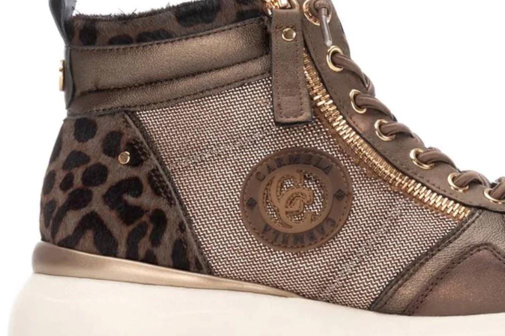 Botín deportivo Carmela 162514 en color taupe