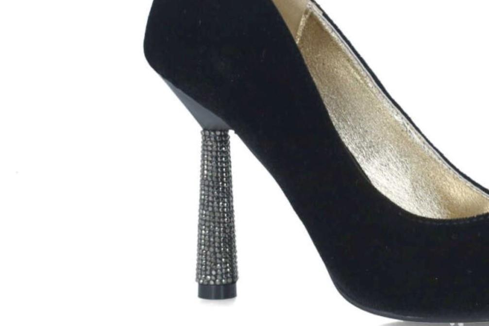 Zapatos de tacón Menbur Inty 25687 en negro para mujer