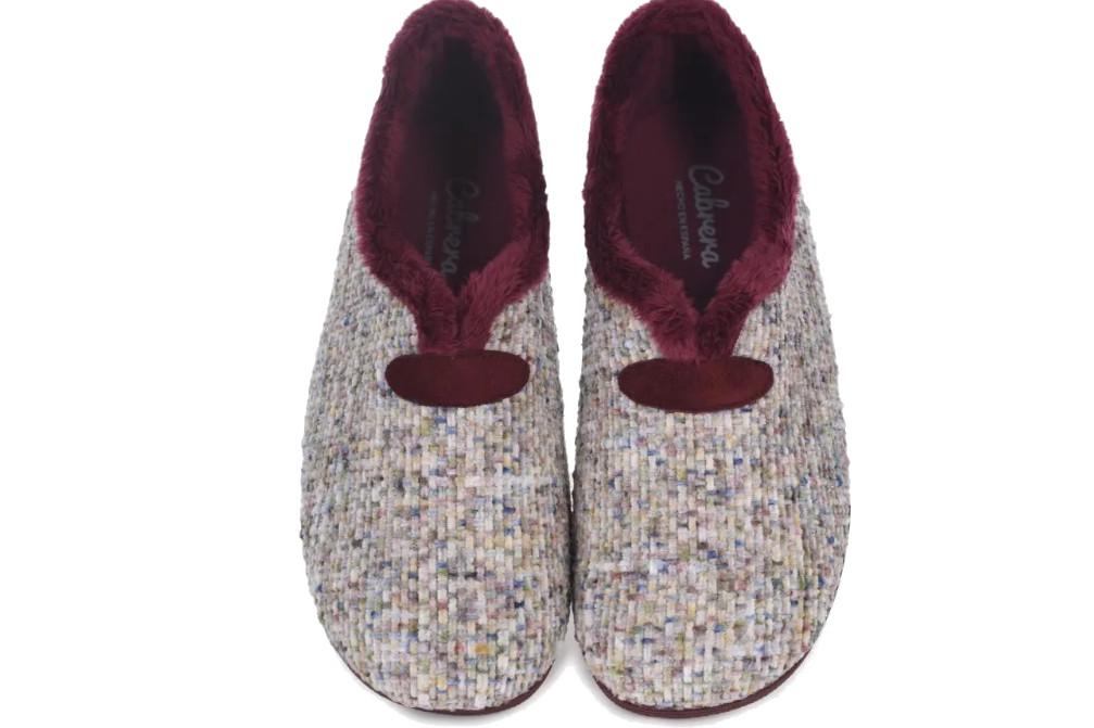Zapatillas de casa cerradas Cabrera 5647 burdeos con cuña para mujer