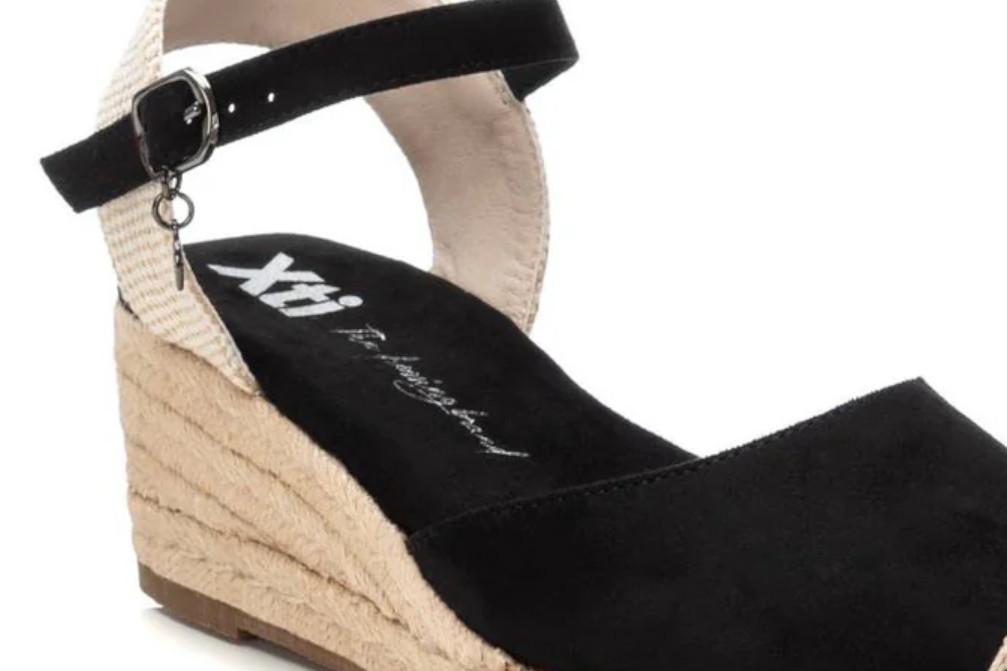 Alpargata con cuña baja XTI 144104 en negro–Valenciana Vegana