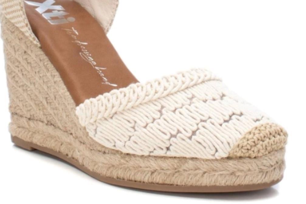 Sandalias con cuña XTI 142335 en beige para mujer