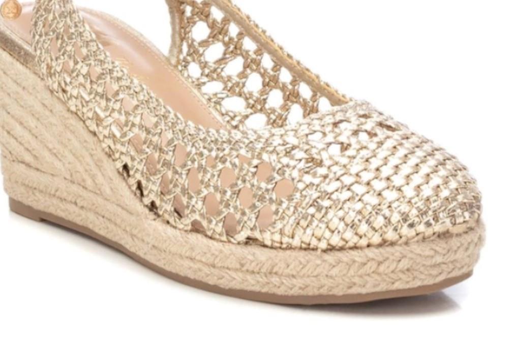 Alpargatas con cuña XTI 142892 en oro para mujer