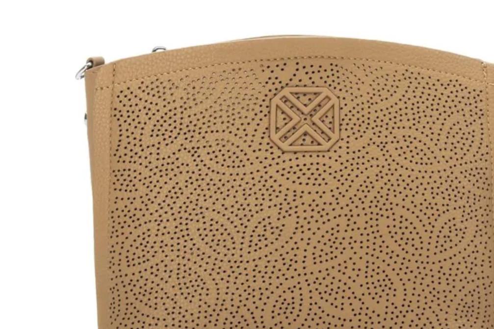 Bolso bandolera XTI 184535 camel– Bolso troquelado elegante con diseño calado y estilo romántico