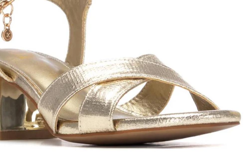 Sandalias de tacón medio XTI 145344 en color oro