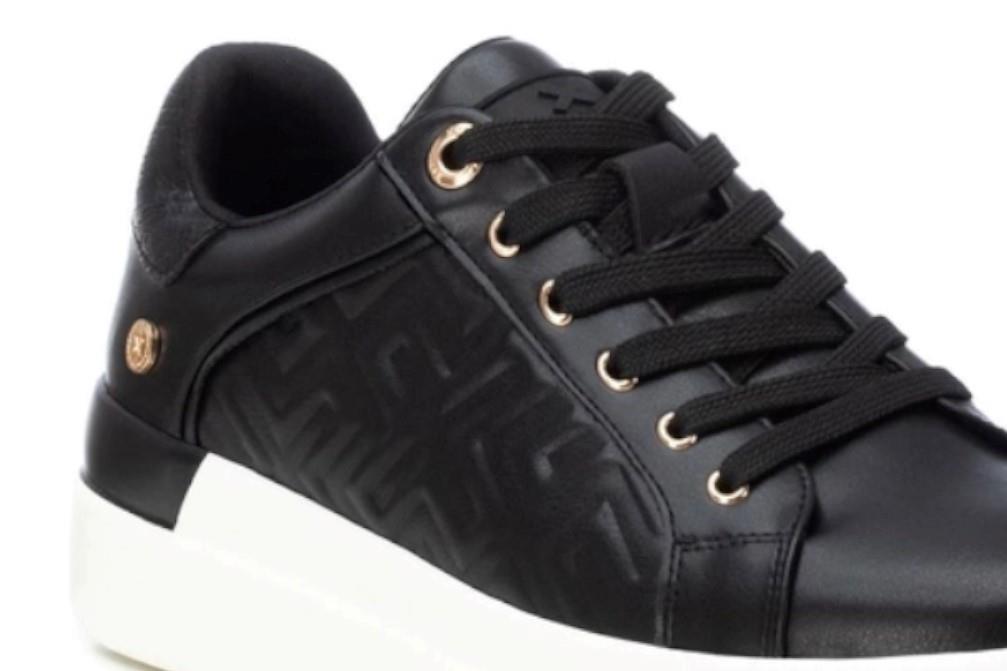 Zapatilla deportiva Xti 142954 en negro para mujer