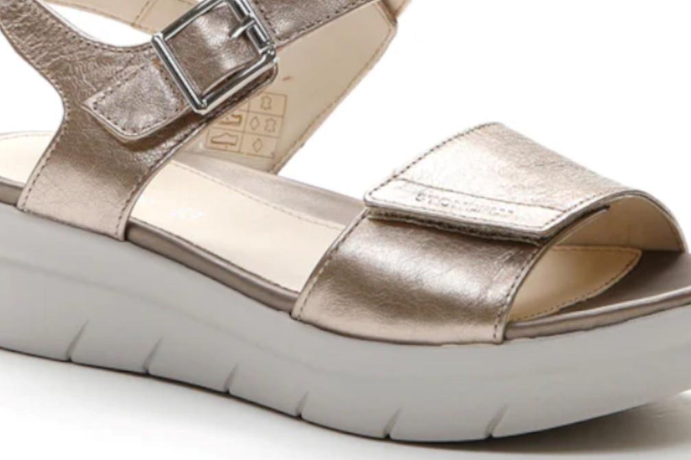 Sandalias Stonefly AQUA III 2 en oro para mujer