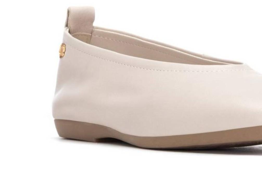 Bailarinas de piel Carmela 16314001 en color beige