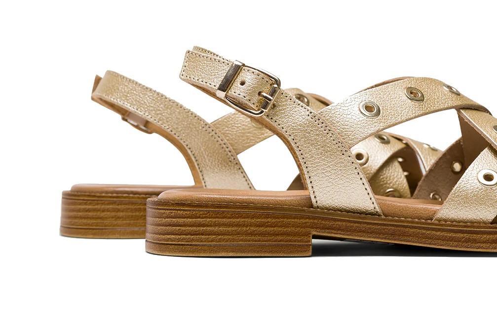 Sandalias planas Porronet Mónica 3125 en dorado