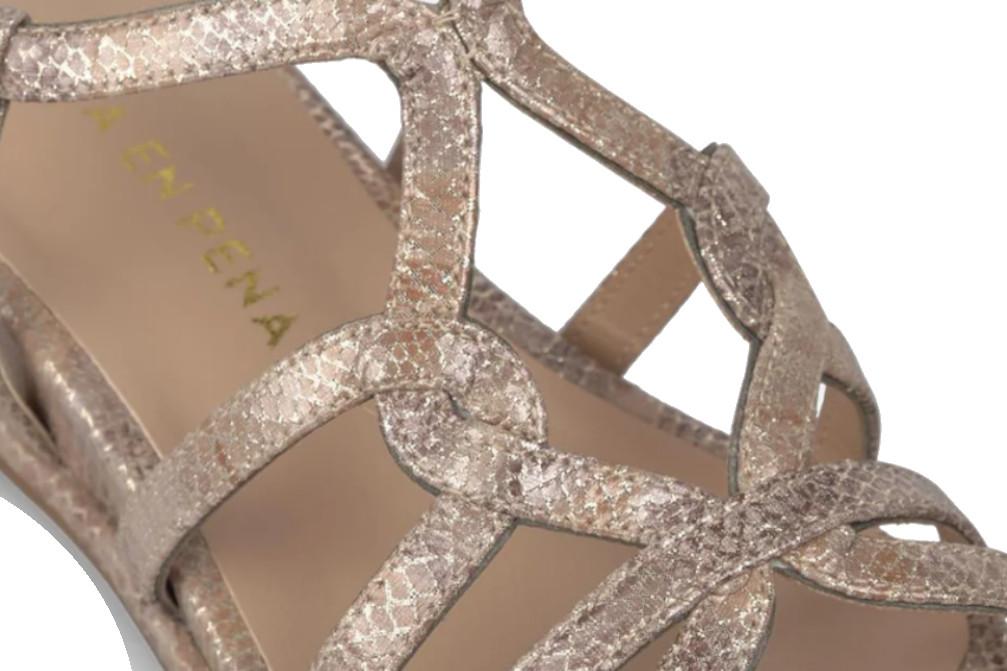 Sandalias de Cuña Baja Alma en Pena V2651402 Claudia Camel Metalizadas
