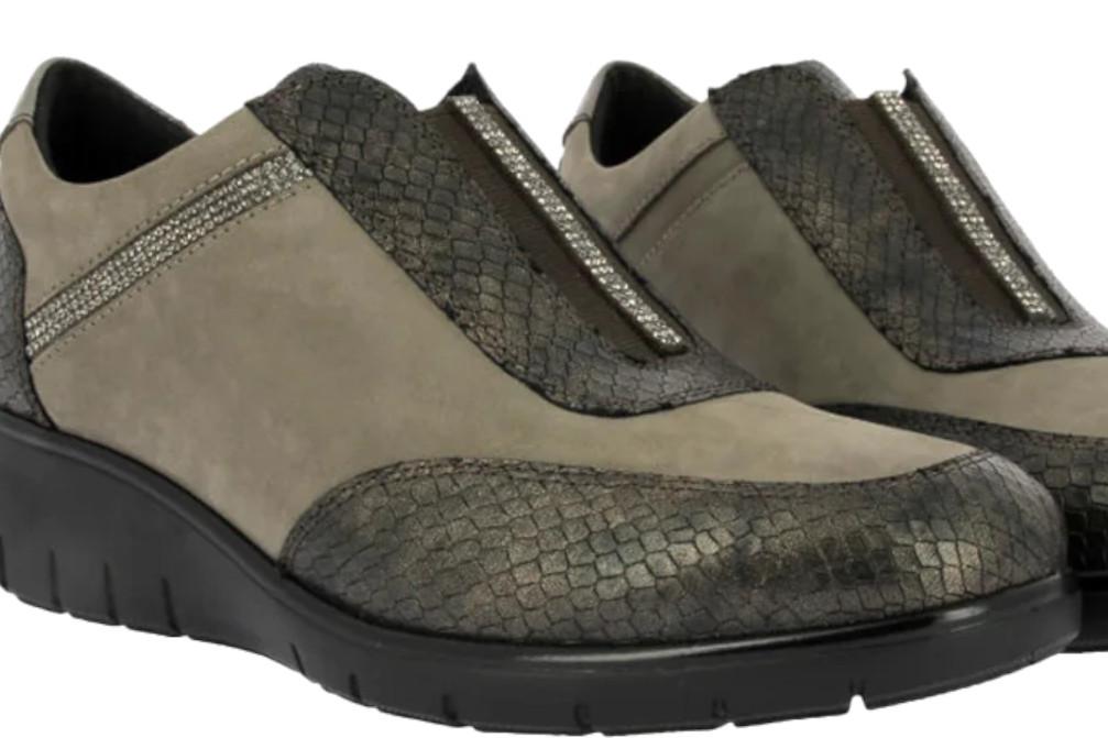 Zapatos deportivos Doctor Cutillas 60342 taupe para mujer con cuña