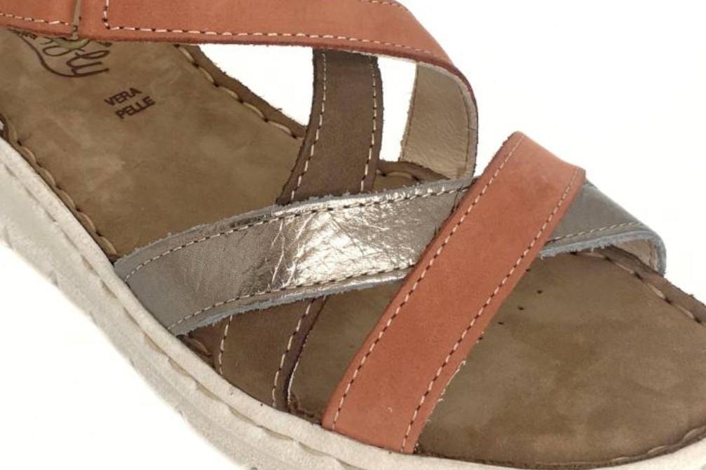 Sandalias planas Walk & Fly Valencia 3394 47611 en color marrón para mujer