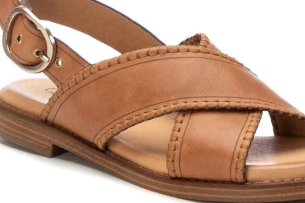 Sandalias planas Carmela 162201 en camel para mujer