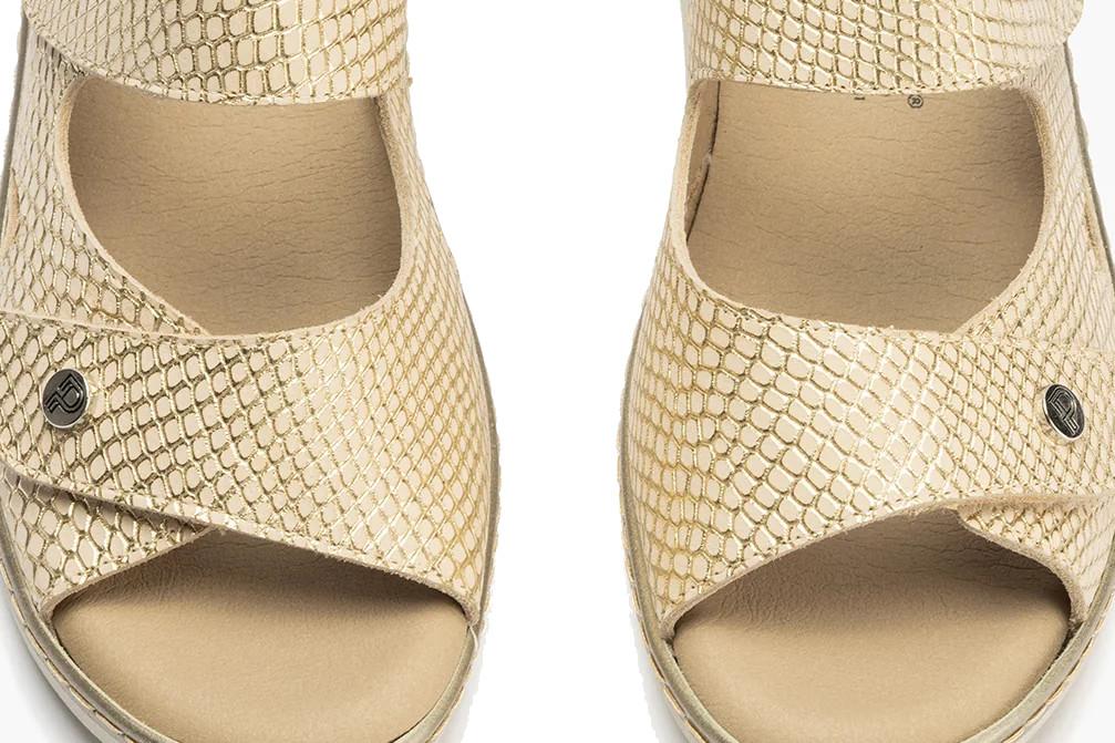 Sandalia cómoda Plana de Mujer en Piel oro10300 con Doble cierre ajustable