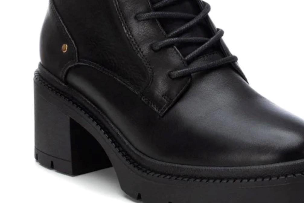 Botines con cordones Carmela 161914 en negro para mujer