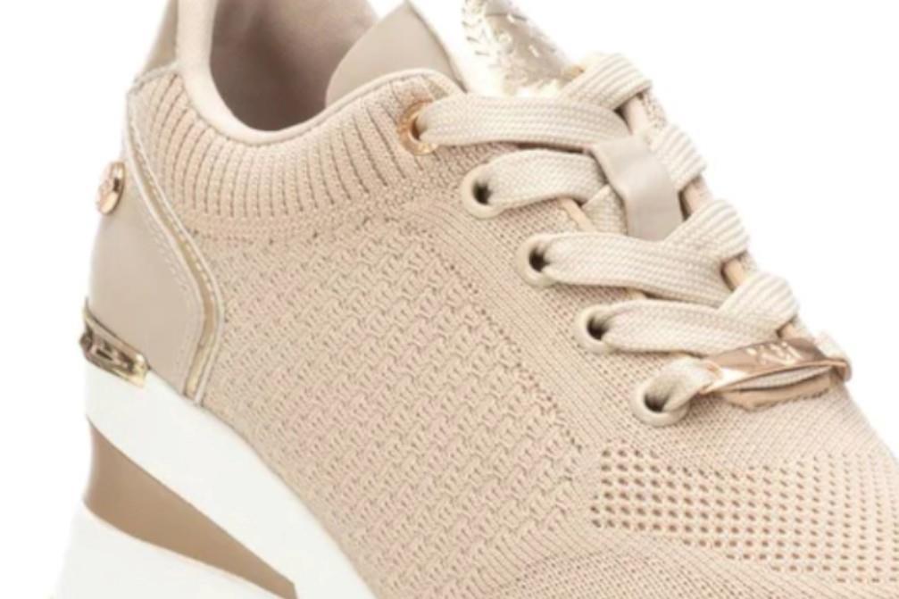Zapatillas deportivas con cuña XTI 143721 en beige para mujer