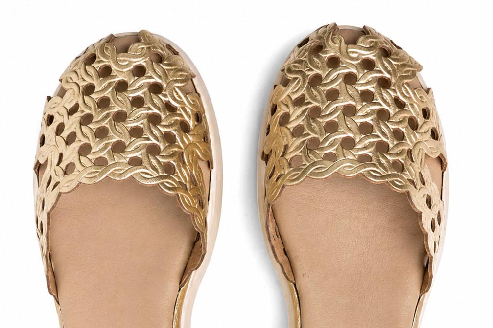 Sandalia de cuña de piel trenzada Porroent 3263 EVA oro – Bailarina con cuña metalizada cómoda hecha en España