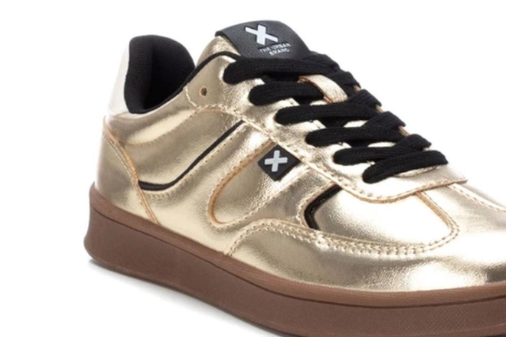 Zapatilla deportiva Xti 143384 en oro para mujer