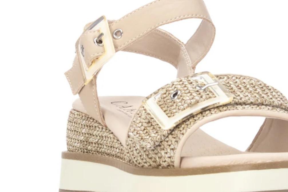 Sandalia con cuña media para mujer Carmela 163217 Beige con Cuña y Detalle Decorativo
