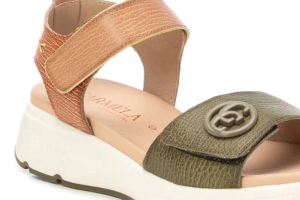 Sandalias Carmela 162309 en caqui para mujer