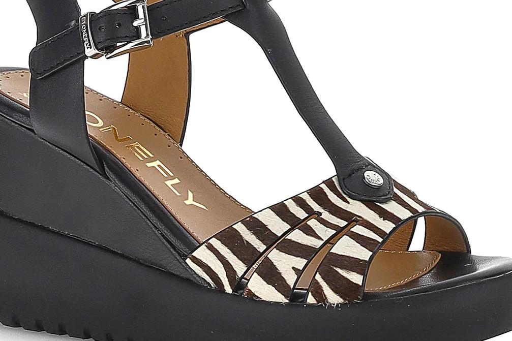 Sandalias con cuña alta Stonefly ELY 24 223700 negras de piel con animal print