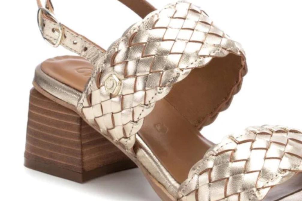 Sandalias con tacón Carmela 162381 en oro para mujer